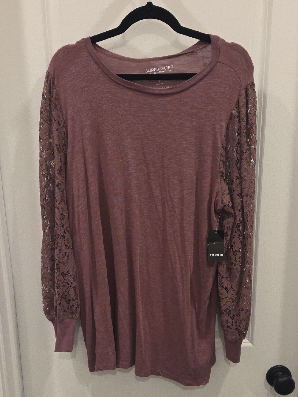 torrid mauve long sleeve tee with lace sleeves